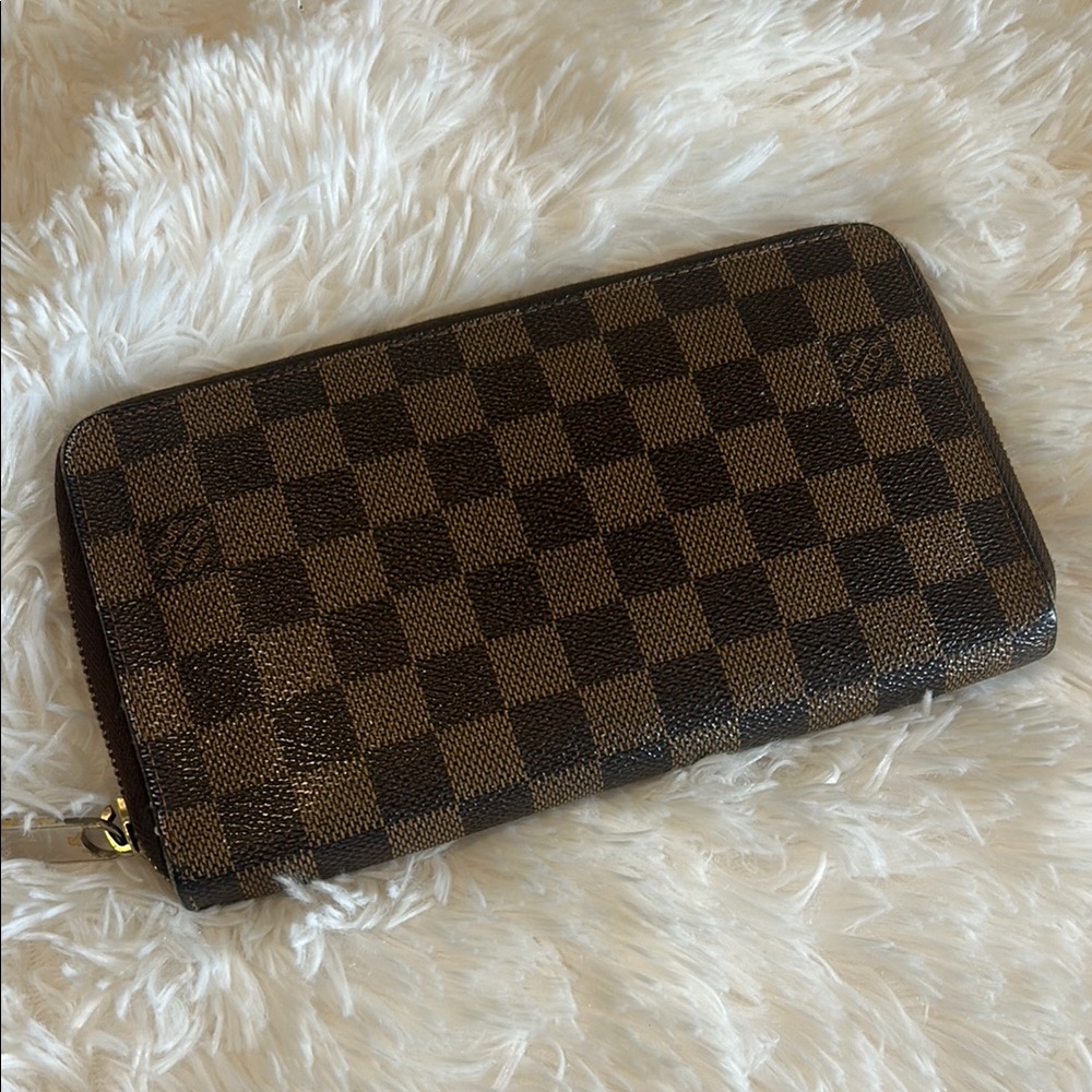 Louis Vuitton brown checkered wallet great condition